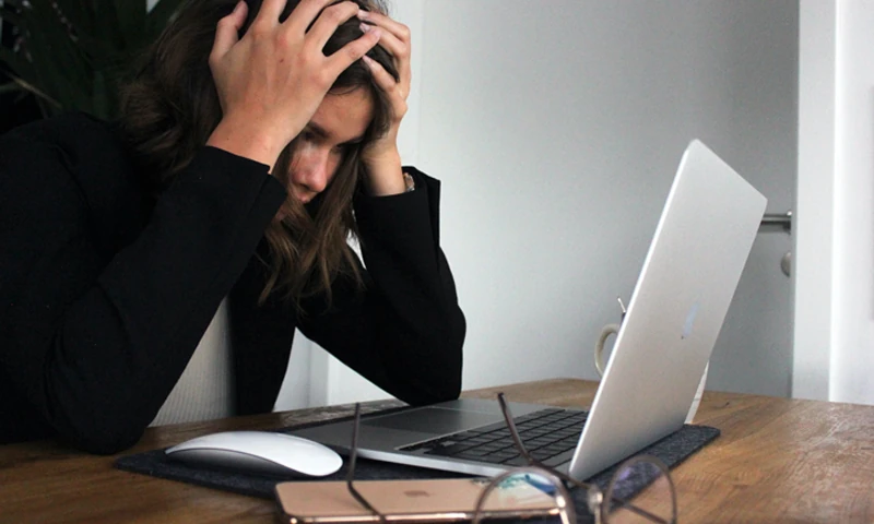 Woman screen stress Paksitan